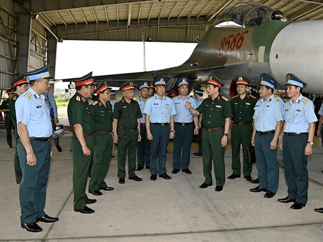 dai-tuong-phan-van-giang-bo-truong-bo-quoc-phong-tham-lam-viec-tai-trung-doan-927-su-doan-371-va-su-doan-365
