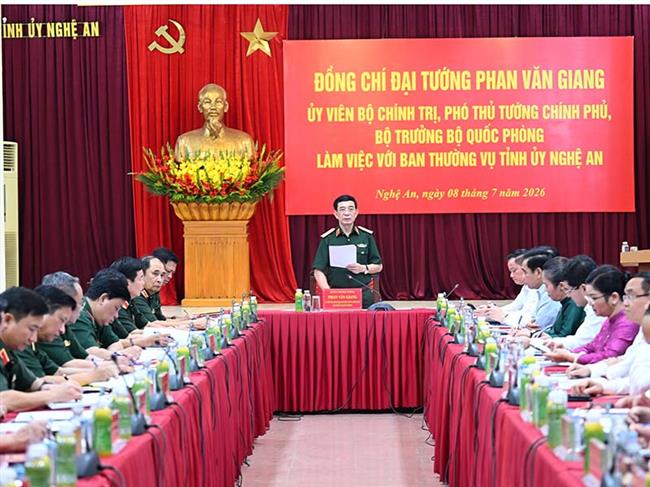 dai-tuong-phan-van-giang-lam-viec-voi-ban-thuong-vu-tinh-uy-nghe-an