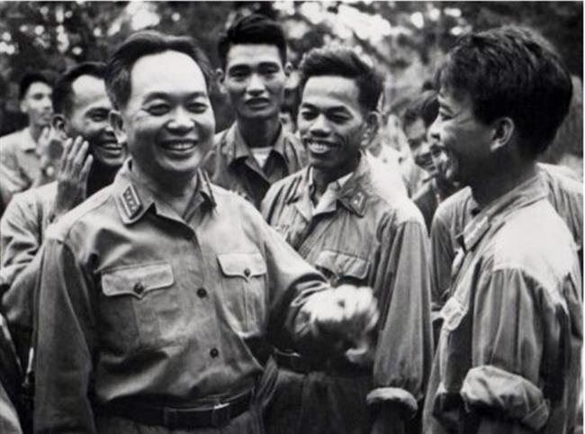 dai-tuong-tong-tu-lenh-vo-nguyen-giap-tam-guong-ve-nguoi-bi-thu-quan-uy-trung-uong-mau-muc-nguoi-“anh-ca”-cua-quan-doi-nhan-dan-viet-nam