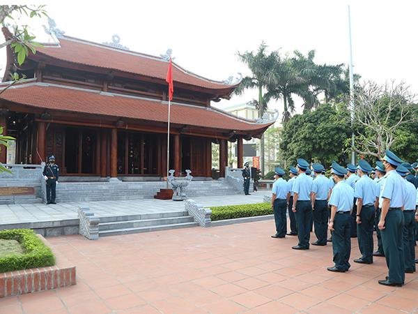 dang-huong-chu-tich-ho-chi-minh-va-cac-anh-hung-liet-si-nhan-ky-niem-46-nam-ngay-giai-phong-mien-nam