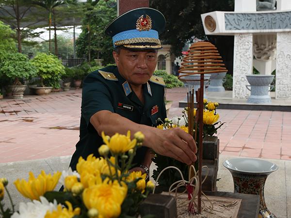 dang-huong-chu-tich-ho-chi-minh-va-cac-anh-hung-liet-si-phong-khong-khong-quan-nhan-ky-niem-47-nam-ngay-giai-phong-mien-nam-30-4-1975-30-4-2022