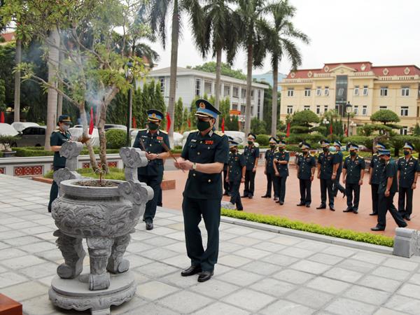 dang-huong-tuong-niem-chu-tich-ho-chi-minh-va-cac-anh-hung-liet-si-phong-khong-khong-quan-nhan-ky-niem-76-nam-ngay-quoc-khanh-nuoc-cong-hoa-xhcn-viet-nam