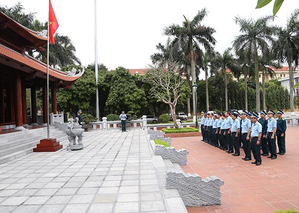 dang-huong-tuong-niem-chu-tich-ho-chi-minh-va-cac-anh-hung-liet-si-phong-khong-khong-quan-nhan-dip-gio-to-hung-vuong