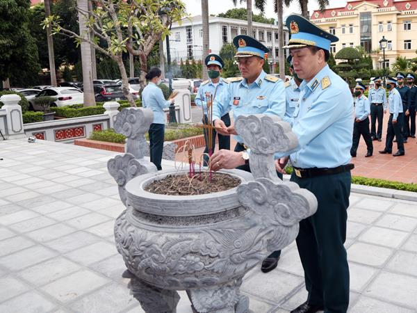 dang-huong-tuong-niem-chu-tich-ho-chi-minh-va-cac-anh-hung-liet-si-phong-khong-khong-quan-nhan-ky-niem-58-nam-ngay-truyen-thong-quan-chung-pk-kq