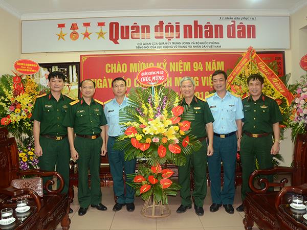 dang-uy-bo-tu-lenh-quan-chung-pk-kq-chuc-mung-cac-co-quan-thong-tan-bao-chi-nhan-ngay-bao-chi-cach-mang-viet-nam-21-6