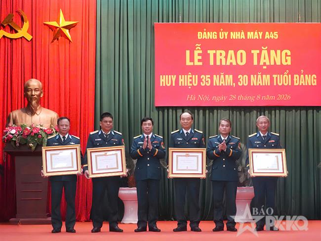 dang-uy-nha-may-a45-to-chuc-le-trao-tang-huy-hieu-35-nam-30-nam-tuoi-dang