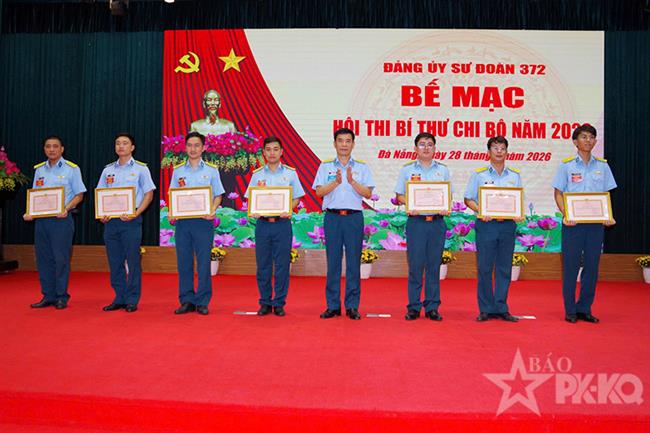 dang-uy-su-doan-372-to-chuc-hoi-thi-bi-thu-chi-bo-nam-2026