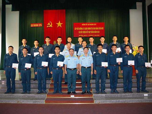 dang-uy-su-doan-375-boi-duong-ly-luan-chinh-tri-cho-dang-vien-moi-va-doi-tuong-ket-nap-dang-nam-2022