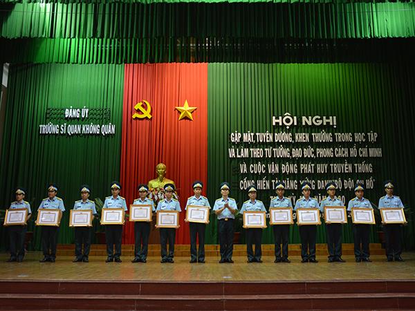 dang-uy-truong-si-quan-khong-quan-to-chuc-gap-mat-tuyen-duong-khen-thuong-dien-hinh-tien-tien-trong-hoc-tap-va-lam-theo-tu-tuong-dao-duc-phong-cach-ho-chi-minh