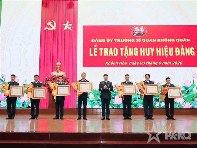 dang-uy-truong-si-quan-khong-quan-to-chuc-le-trao-tang-huy-hieu-dang