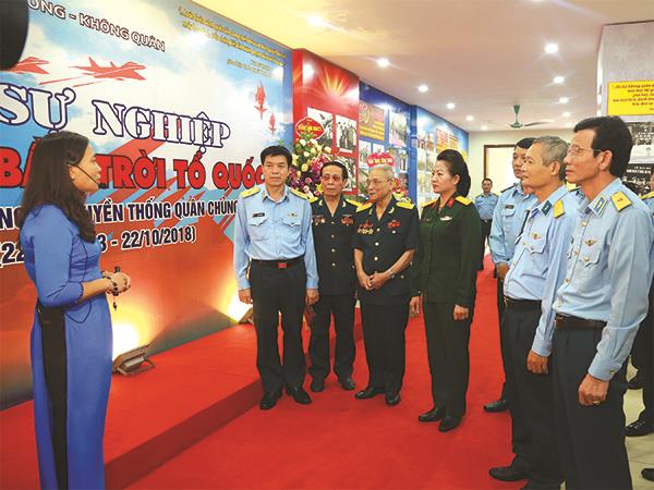 dau-an-trien-lam-“vi-su-nghiep-bao-ve-bau-troi-to-quoc”