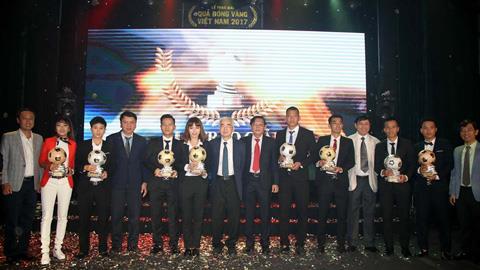 dinh-thanh-trung-gianh-qua-bong-vang-viet-nam-2017