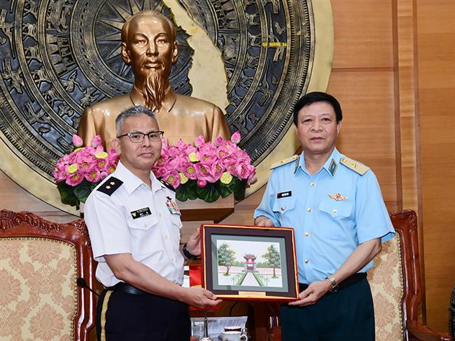 doan-can-bo-bo-quoc-phong-nhat-ban-tham-va-lam-viec-tai-bo-tu-lenh-quan-chung-phong-khong-khong-quan