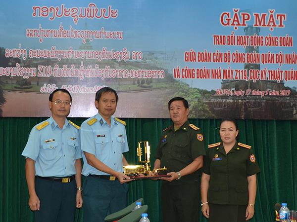 doan-can-bo-cong-doan-quan-doi-nhan-dan-lao-tham-va-lam-viec-tai-nha-may-z119