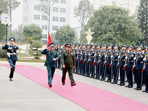 doan-can-bo-cuc-phong-khong-va-cuc-khong-quan-quan-doi-nhan-dan-lao-tham-quan-chung-phong-khong-khong-quan