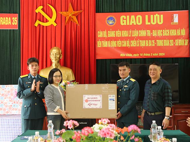 doan-can-bo-giang-vien-khoa-ly-luan-chinh-tri-dai-hoc-bach-khoa-ha-noi-tham-va-dong-vien-can-bo-chien-si-tram-ra-da-35-trung-doan-293