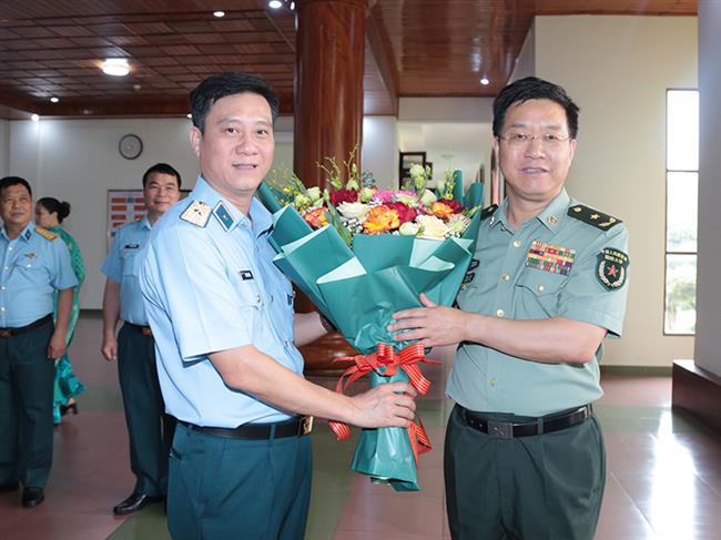 doan-can-bo-hoc-vien-dai-hoc-quoc-phong-trung-quoc-tham-quan-chung-phong-khong-khong-quan