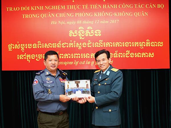 doan-can-bo-quan-doi-hoang-gia-campuchia-tham-quan-thuc-te-va-trao-doi-kinh-nghiem-ve-nghiep-vu-cong-tac-can-bo-tai-quan-chung-pk-kq