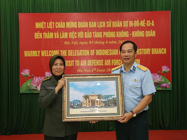 doan-can-bo-quan-doi-indonesia-den-tham-va-lam-viec-tai-bao-tang-phong-khong-khong-quan