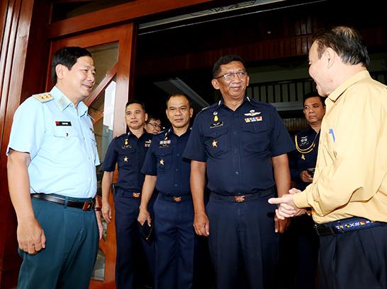doan-can-bo-quan-su-cap-cao-luc-luong-khong-quan-hoang-gia-thai-lan-tham-quan-chung-pk-kq