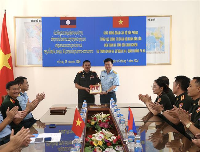 doan-can-bo-van-phong-tong-cuc-chinh-tri-qdnd-lao-tham-va-trao-doi-kinh-nghiem-tai-trung-doan-64