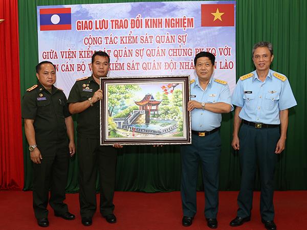 doan-can-bo-vien-kiem-sat-quan-doi-nhan-dan-lao-tham-va-lam-viec-tai-quan-chung-phong-khong-khong-quan