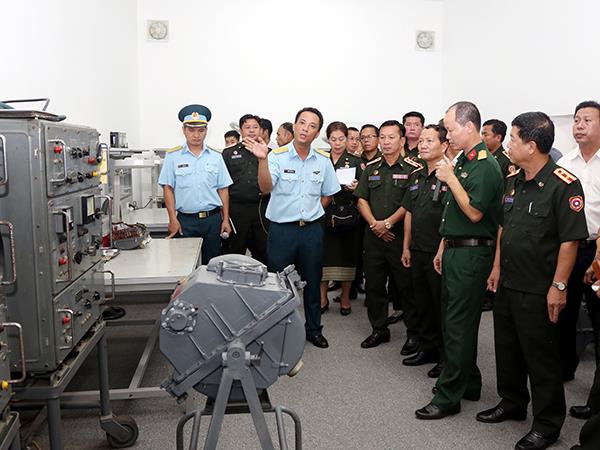 doan-cong-doan-quoc-phong-nuoc-cong-hoa-dan-chu-nhan-dan-lao-tham-va-lam-viec-tai-nha-may-a31-cuc-ky-thuat-quan-chung-pk-kq