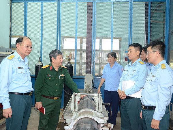 doan-cong-tac-cua-bo-quoc-phong-kiem-tra-su-doan-375-va-nha-may-a32