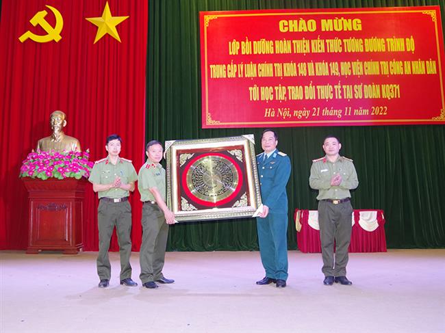 doan-cong-tac-hoc-vien-chinh-tri-cong-an-nhan-dan-tham-quan-trao-doi-thuc-te-tai-su-doan-khong-quan-371
