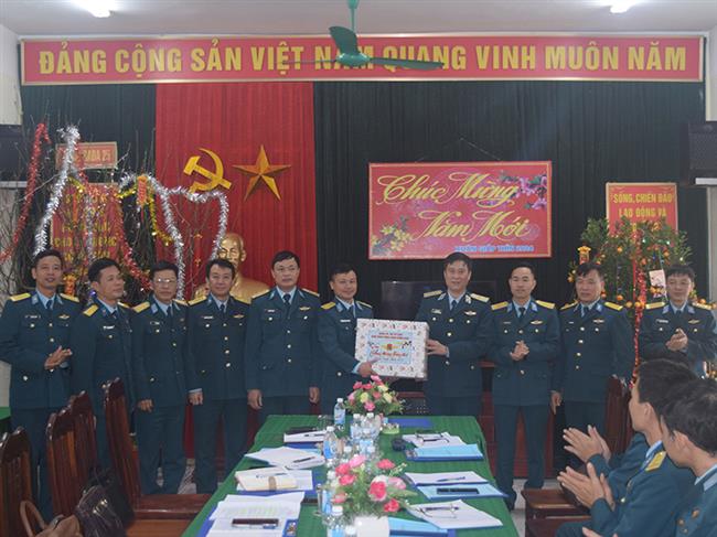 doan-cong-tac-quan-chung-phong-khong-khong-quan-tham-kiem-tra-chuc-tet-tram-ra-da-25-trung-doan-295