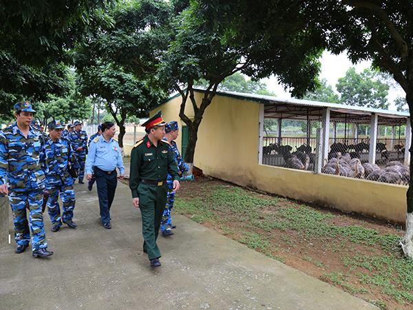 doan-cong-tac-quan-chung-tham-quan-tim-hieu-thuc-te-tai-trung-doan-102