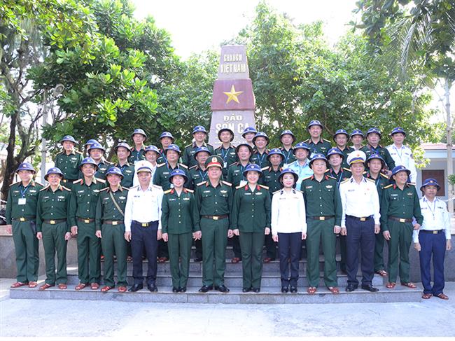 doan-cong-tac-tong-cuc-chinh-tri-quan-doi-nhan-dan-viet-nam-tham-kiem-tra-tai-quan-dao-truong-sa-va-nha-gian-dk1