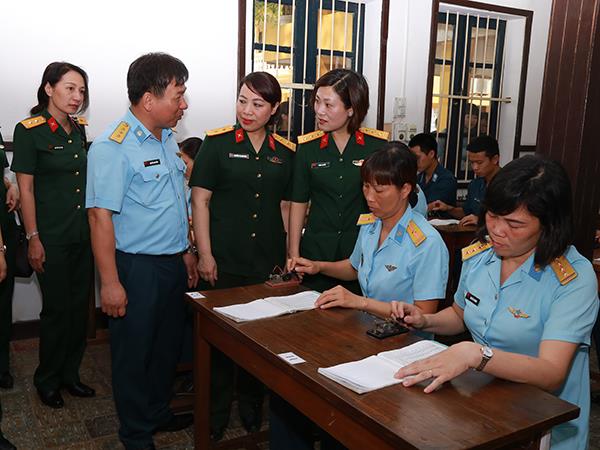 doan-dai-bieu-phu-nu-quan-doi-tham-quan-va-giao-luu-tai-lu-doan-thong-tin-26
