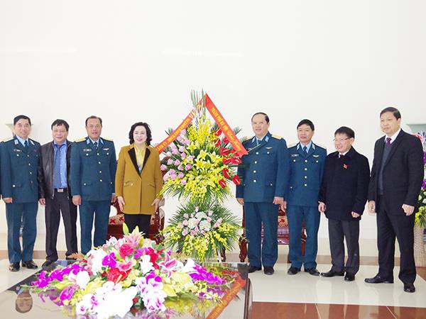 doan-dai-bieu-thanh-pho-ha-noi-tham-va-chuc-mung-su-doan-khong-quan-371