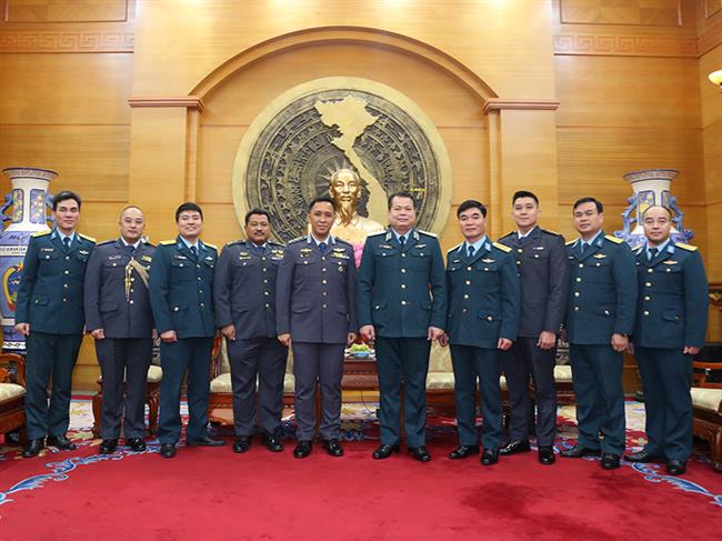 doan-khong-quan-hoang-gia-bru-nay-tham-quan-chung-phong-khong-khong-quan-va-tham-du-chuong-trinh-tham-van-khong-quan-lan-thu-nhat