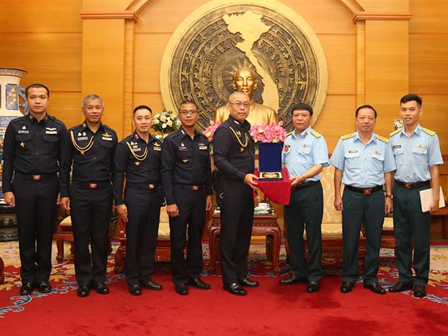 doan-khong-quan-hoang-gia-thai-lan-tham-va-lam-viec-tai-quan-chung-phong-khong-khong-quan