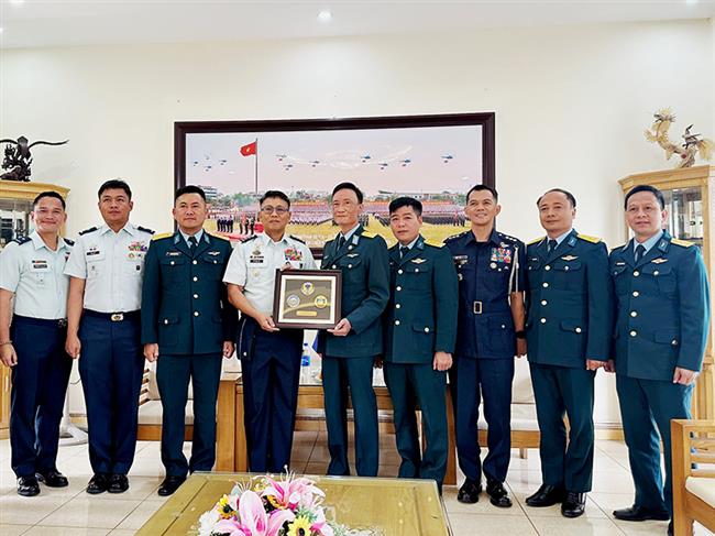 doan-khong-quan-philippines-tham-lam-viec-tai-trung-doan-khong-quan-916