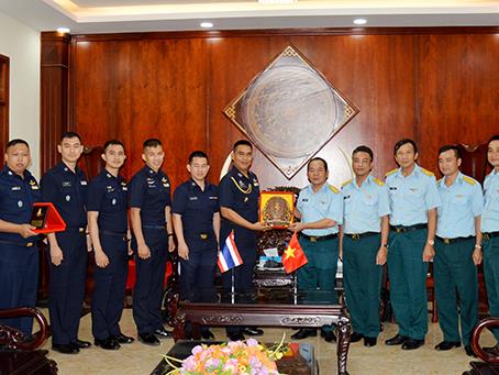 doan-si-quan-tre-khong-quan-thai-lan-giao-luu-tai-su-doan-367