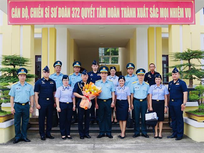 doan-si-quan-tre-khong-quan-thai-lan-tham-va-lam-viec-tai-su-doan-khong-quan-372