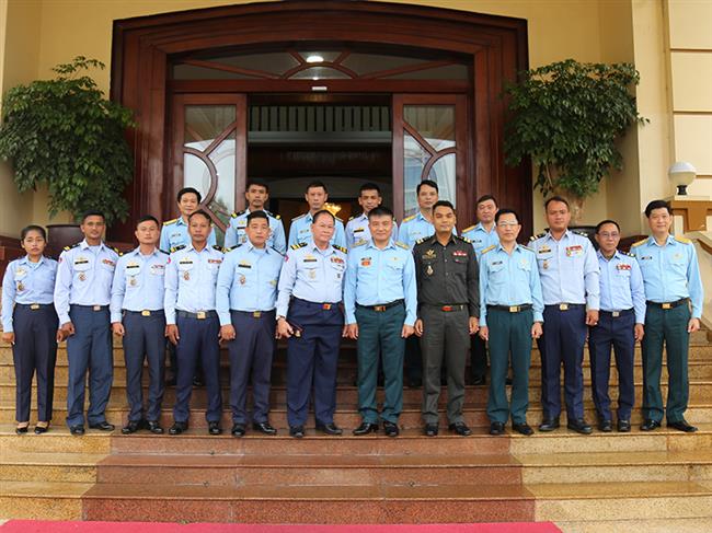 doan-si-quan-tre-luc-luong-khong-quan-campuchia-tham-quan-chung-phong-khong-khong-quan