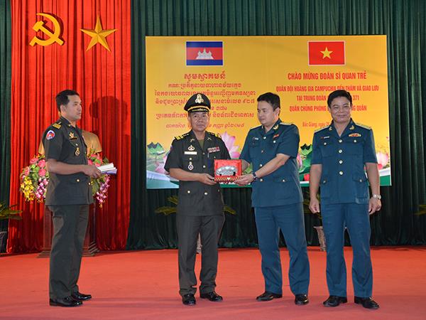 doan-si-quan-tre-quan-doi-hoang-gia-campuchia-tham-va-giao-luu-tai-trung-doan-927
