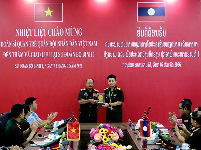 doan-si-quan-tre-quan-doi-nhan-dan-viet-nam-den-tham-va-giao-luu-tai-su-doan-bo-binh-1-quan-doi-nhan-dan-lao