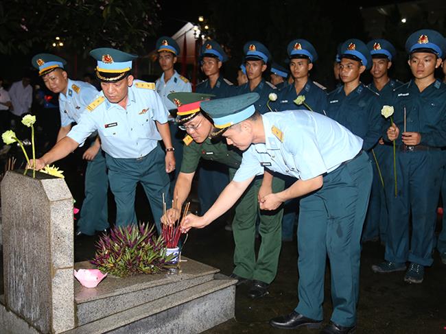 doan-thanh-nien-xa-an-khanh-phoi-hop-voi-trung-doan-218-thap-nen-tri-an-cac-anh-hung-liet-si