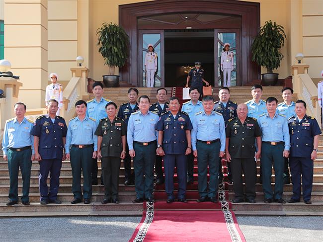 doan-khong-quan-hoang-gia-campuchia-tham-va-lam-viec-tai-quan-chung-phong-khong-khong-quan