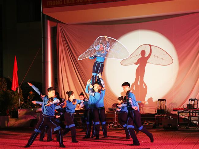 doan-van-cong-quan-chung-phong-khong-khong-quan-bieu-dien-phuc-vu-can-bo-chien-si-tieu-doan-dieu-binh-dieu-hanh-va-nha-may-a42