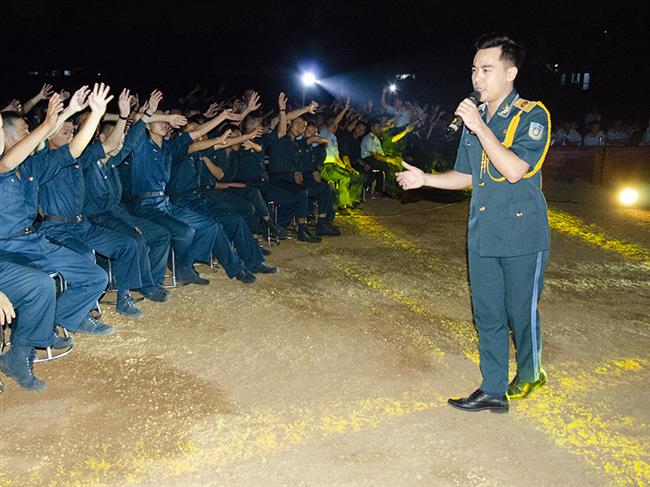 doan-van-cong-quan-chung-phong-khong-khong-quan-to-chuc-luu-dien-tren-dia-ban-mien-trung