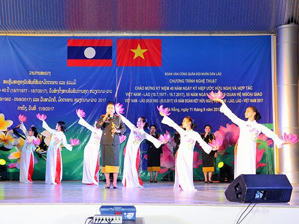 doan-van-cong-quan-doi-nhan-dan-lao-bieu-dien-tai-su-doan-375