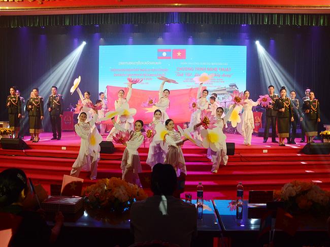doan-van-cong-quan-doi-nhan-dan-lao-to-chuc-chuong-trinh-nghe-thuat-tinh-viet-lao-son-sat-thuy-chung