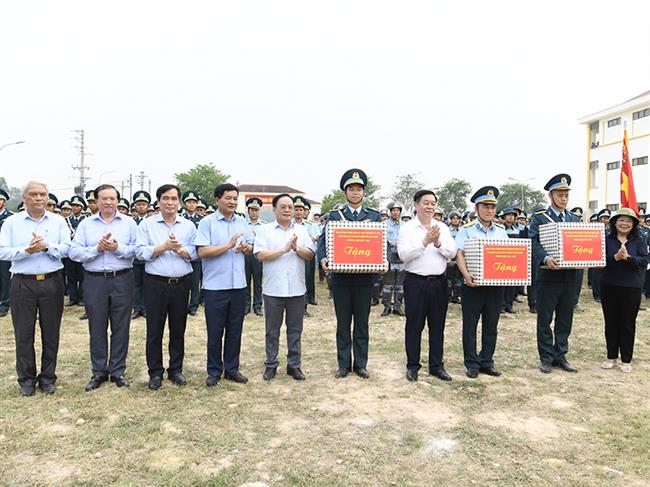 dong-chi-nguyen-trong-nghia-truong-ban-tuyen-giao-trung-uong-tham-tang-qua-can-bo-chien-si-quan-chung-pk-kq-luyen-tap-ky-niem-70-nam-chien-thang-dien-bien-phu