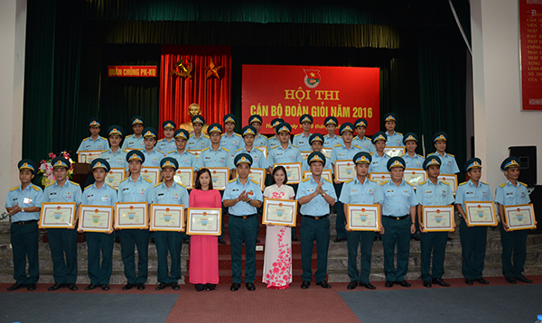 dot-tap-huan-tong-hop-cho-cac-thu-linh-thanh-nien